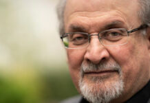 Atacan a escritor británico Salman Rushdie en NY escritor