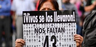 Marchan por los 10 años de la desaparición de los 43 estudiantes de Ayotzinapa estudiantes