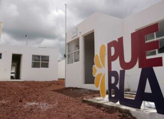 Gobernador entrega 50 viviendas a damnificados de Xochimehuacan gobernador