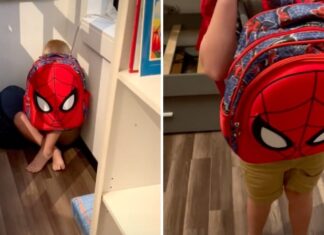 Madre enseña a su hijo a utilizar mochila antibalas madre