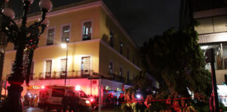 Mujer lesionada por colapso de árbol recibe alta médica mujer