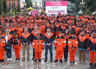 “Naranjitas” de Puebla capital reciben uniformes y calzado naranjitas
