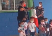 Niños de Kinder se viralizan por tierno saludo a la bandera niños