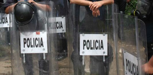 policías