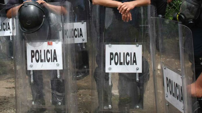 policías