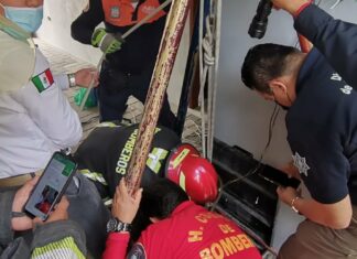 Rescatan a hombre inconsciente dentro de una cisterna en Puebla