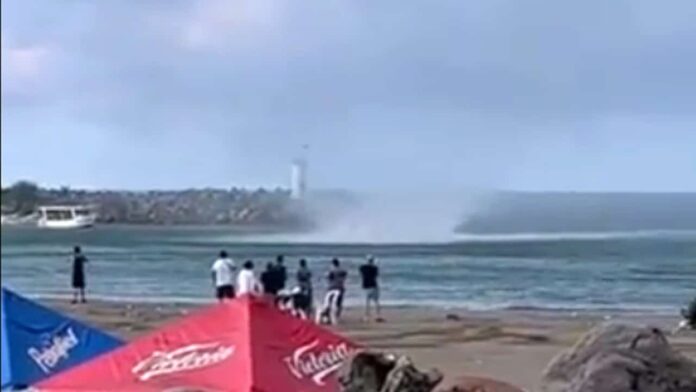 tromba-marina-sorprende-a-banistas-en-playa-de-villa-del-mar-en-veracruz-foto-redes-sociales