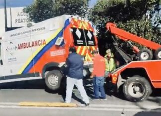 Ambulancia choca en Reforma Agua Azul; hay dos heridos Ambulancias