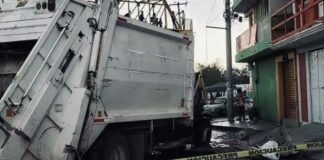 Camión de basura es embestido por tren en Lara Grajales Camión