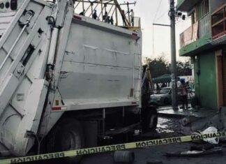Camión de basura es embestido por tren en Lara Grajales Camión