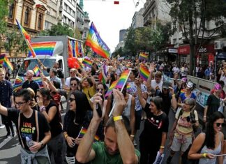 Gobierno de Serbia prohíbe marcha LGBT; comunidad protesta LGBT