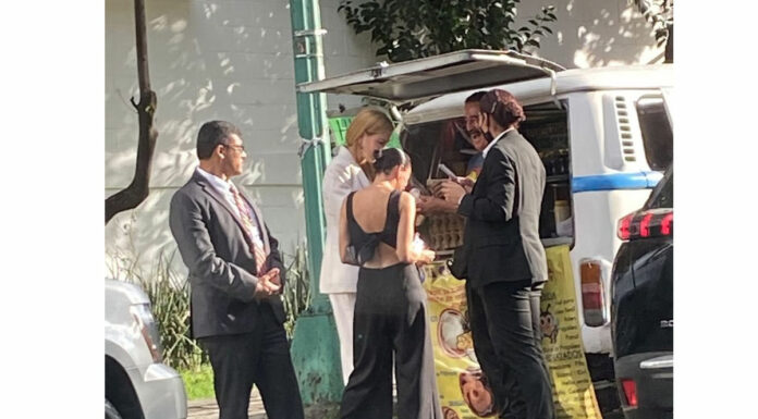 ¡México irresistible! Nicole Kidman compra queso Oaxaca en puesto ambulante México