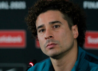 México exige más a futbolistas que a políticos: Memo Ochoa México