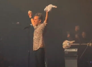 Rubén Albarrán de Café Tacuva decapita a peluche del Dr. Simi Rubén-Albarrán