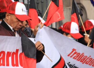 Protestan por incumplimiento a contrato colectivo en Uriarte Talavera Uriarte