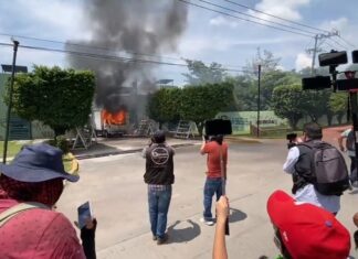 Normalistas estrellan autobús contra cuartel militar en Guerrero