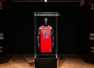 Subastan jersey que usó Jordan en las Finales de 1998 por 10 mdd