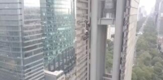 Familiares de personas desaparecidas escalan Estela de Luz