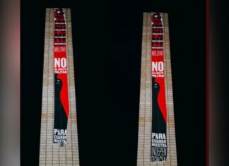 “No al golpe militar”, despliegan manta en Estela de Luz