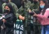 Militares prestan fusil a civiles en el desfile para tomarse fotos