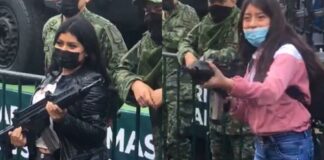 Militares prestan fusil a civiles en el desfile para tomarse fotos