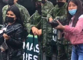 Militares prestan fusil a civiles en el desfile para tomarse fotos