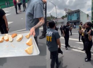 Regalan bolillos para el susto en calles de la CDMX tras sismo