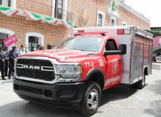 Ariadna Ayala entrega unidad de rescate urbano a bomberos