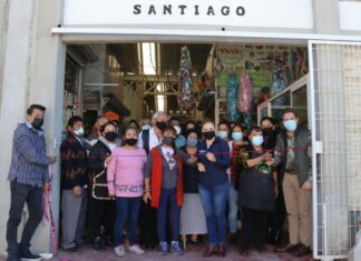 Paola Angon entrega 14 rejas a locatarios del Tianguis de Santiago Mixquitla