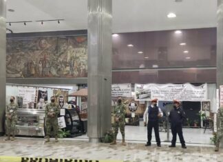 Marina desaloja a extrabajadores de Mexicana del AICM