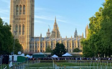 Hasta 24 horas de espera en fila para despedir a Isabel II