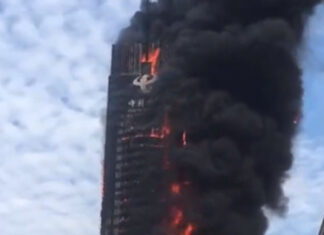 Incendio en China arrasa con rascacielos de 218 m de alto incendio