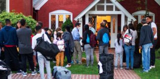 Migrantes demandan a gobernador de Florida por “traslado fraudulento” migrantes