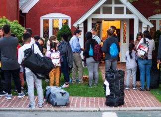 Migrantes demandan a gobernador de Florida por “traslado fraudulento” migrantes