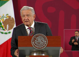 Celebra AMLO avance sobre presencia de militares en calles militares