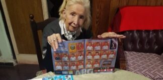 Mujer gasta su pensión para llenar álbum de Qatar con sus nietos mujer