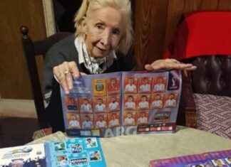 Mujer gasta su pensión para llenar álbum de Qatar con sus nietos mujer