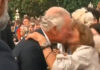 Mujer rompe protocolo y besa al Rey Carlos III mujer