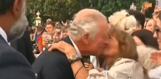 Mujer rompe protocolo y besa al Rey Carlos III mujer