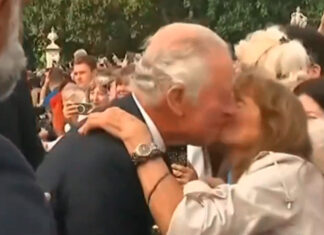 Mujer rompe protocolo y besa al Rey Carlos III mujer