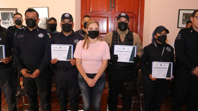 policías