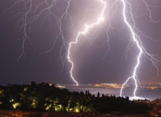 Captan mega trueno en Monterrey: “Retumbó el piso” trueno