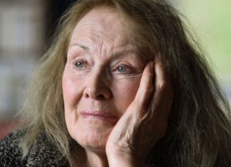 Annie Ernaux recibe Premio Nobel por novela autobiográfica Annie