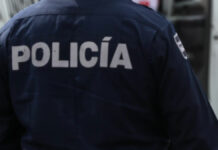 Camioneta de paquetería vuelca en la México-Puebla Hombre