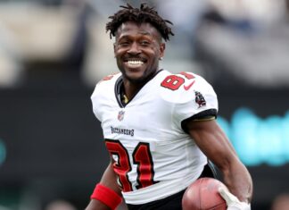 NFL: Captan a receptor de los Buccaneers desnudo y acosando a mujer NFL