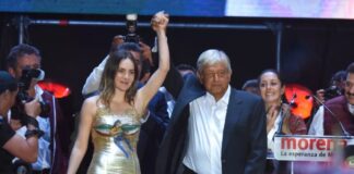 Nodal cantará en el Zócalo si Belinda está de acuerdo: AMLO Nodal