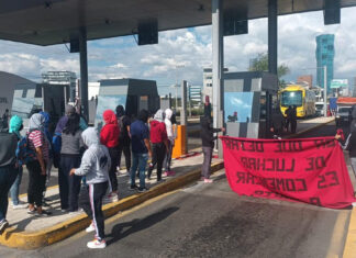 Presuntos normalistas toman caseta de Atlixco Normalistas