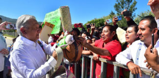 Avietan peluches del Dr. Simi a AMLO en Oaxaca