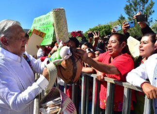 Avietan peluches del Dr. Simi a AMLO en Oaxaca