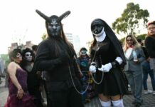 Monstruos y catrinas desfilaron en la Marcha Siniestra 2022